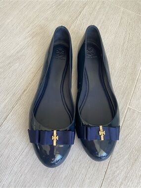 Tory Burch Trudy $250 Navy Patent Leather Bow Flats with Gold Logo
